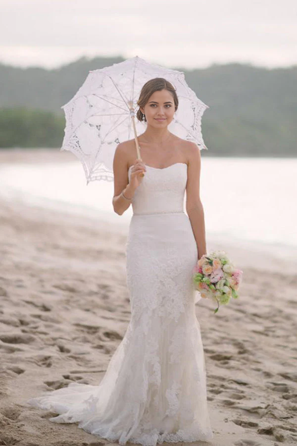 Vestidos de novia de encaje con capas y escote corazón, sin mangas y corte tubo